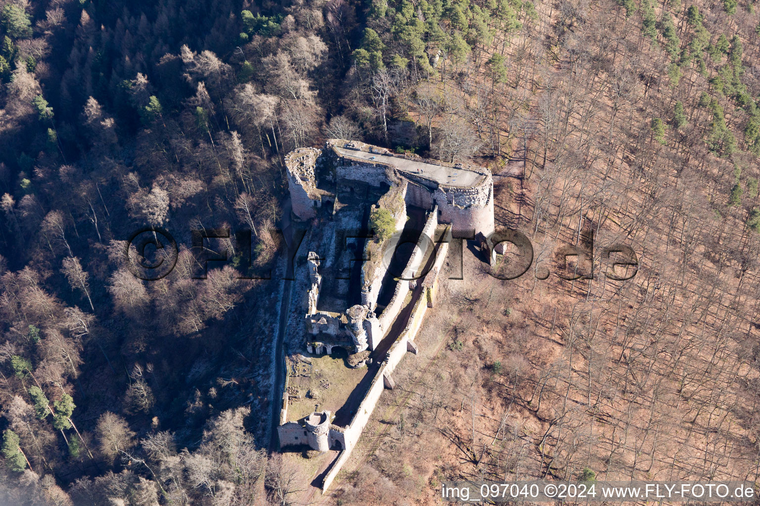 Luftbild von Ruine und Mauerreste der ehemaligen Burganlage und Burg Neuscharfeneck in Ramberg im Bundesland Rheinland-Pfalz, Deutschland