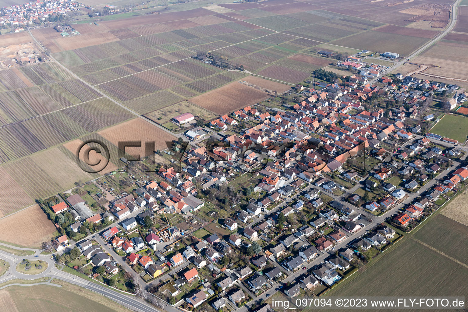 Schrägluftbild von Ortsansicht der Straßen und Häuser der Wohngebiete in Altdorf im Bundesland Rheinland-Pfalz, Deutschland