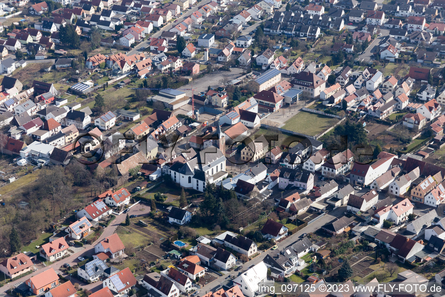 Luftbild von Kath. Kirche St. Sigismund im Ortsteil Heiligenstein in Römerberg im Bundesland Rheinland-Pfalz, Deutschland