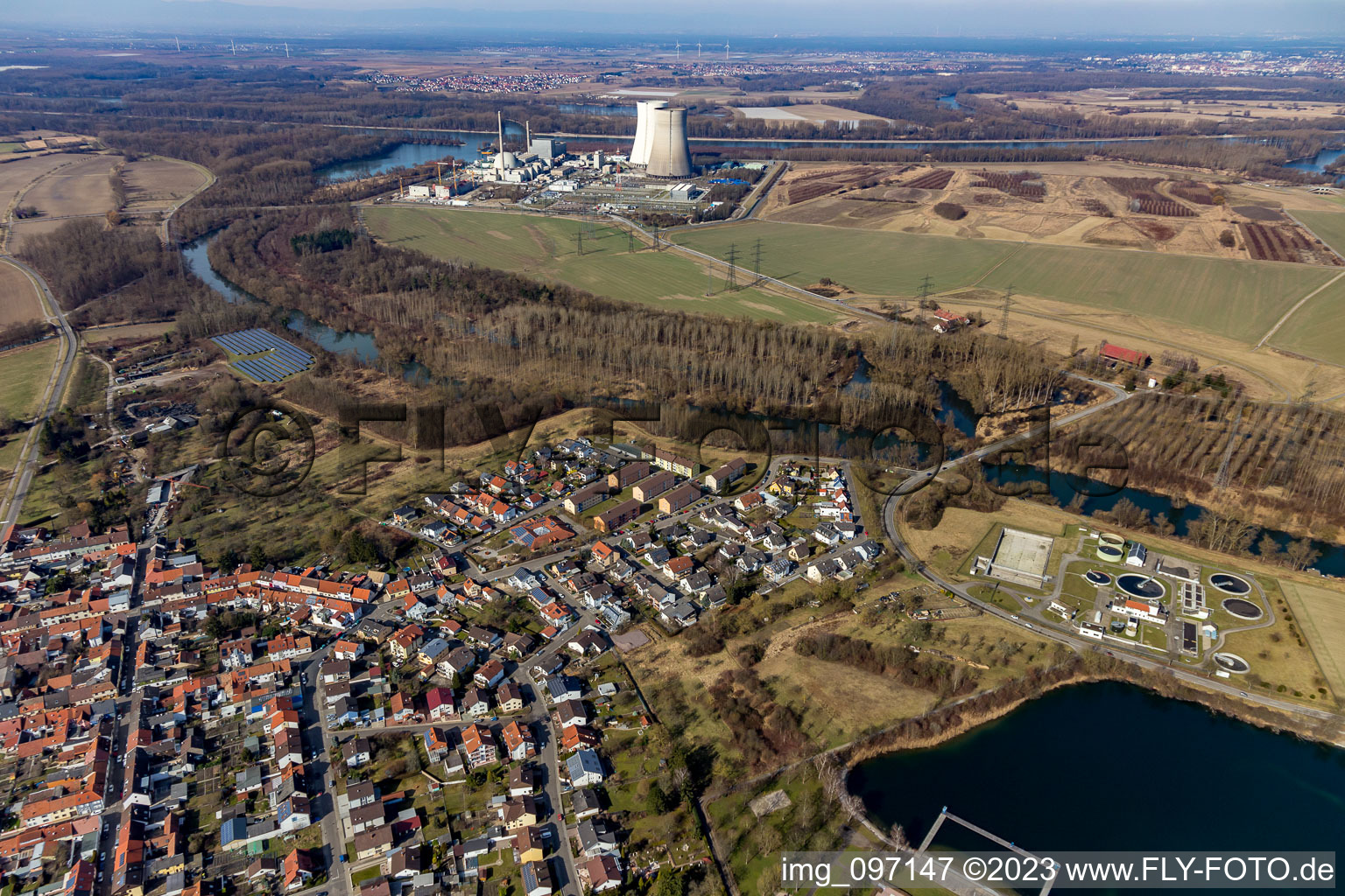 Philippsburg im Bundesland Baden-Württemberg, Deutschland aus der Drohnenperspektive