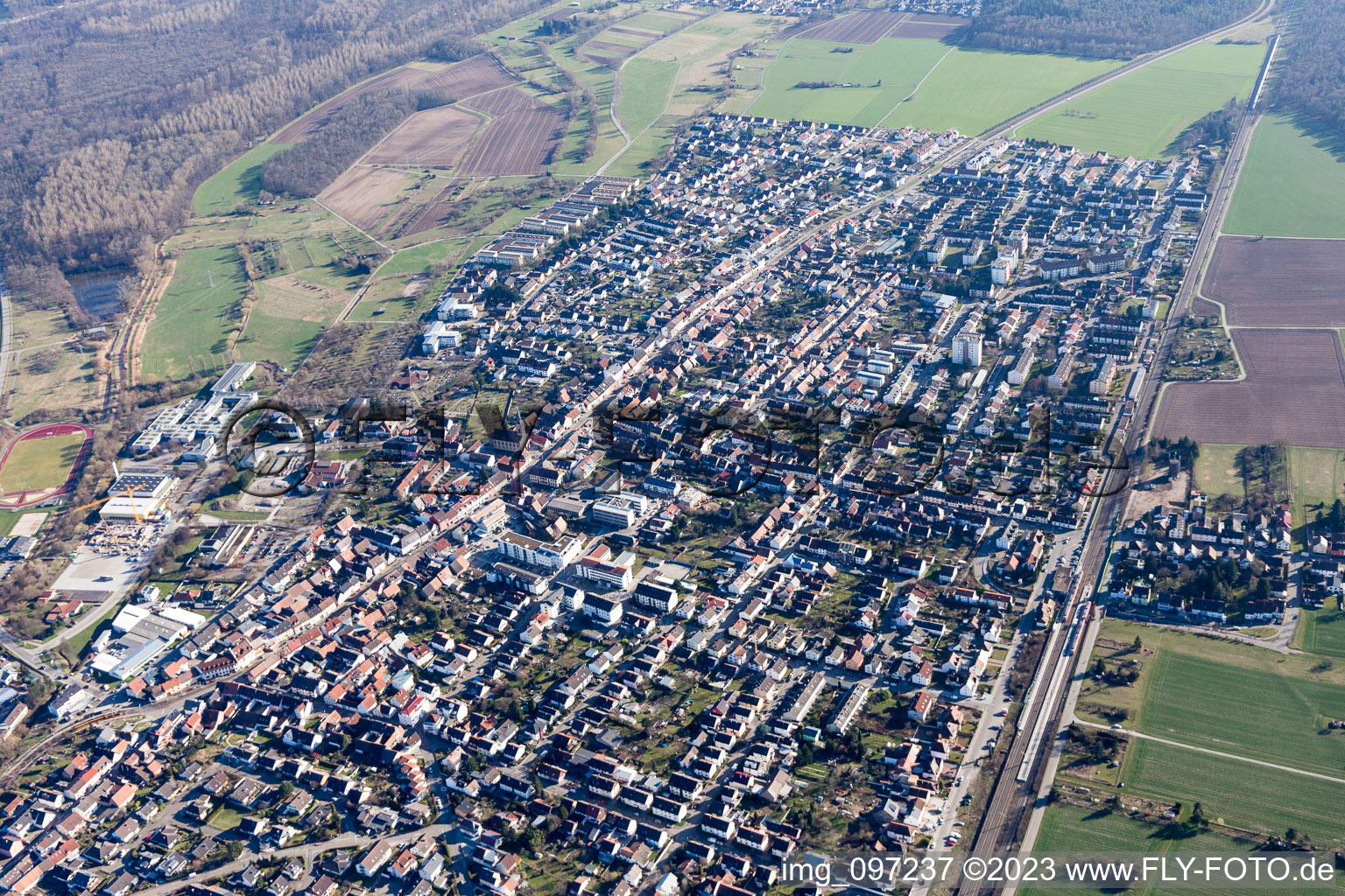 Schrägluftbild von Hauptstr im Ortsteil Blankenloch in Stutensee im Bundesland Baden-Württemberg, Deutschland