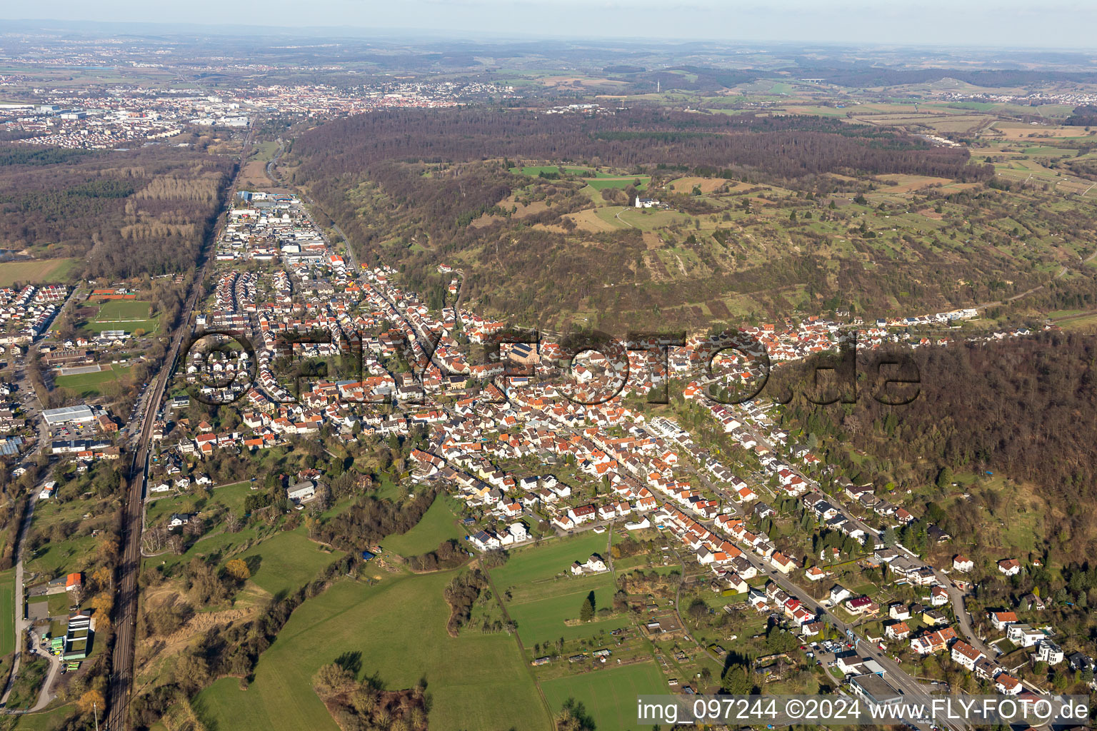 Luftbild von Ortsansicht der Straßen und Häuser der Wohngebiete in Untergrombach in Bruchsal im Bundesland Baden-Württemberg, Deutschland