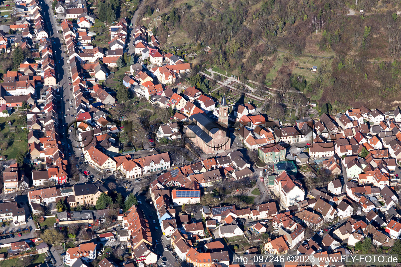 Luftbild von Pfarrkirche Cosmas und Damian im Ortsteil Untergrombach in Bruchsal im Bundesland Baden-Württemberg, Deutschland