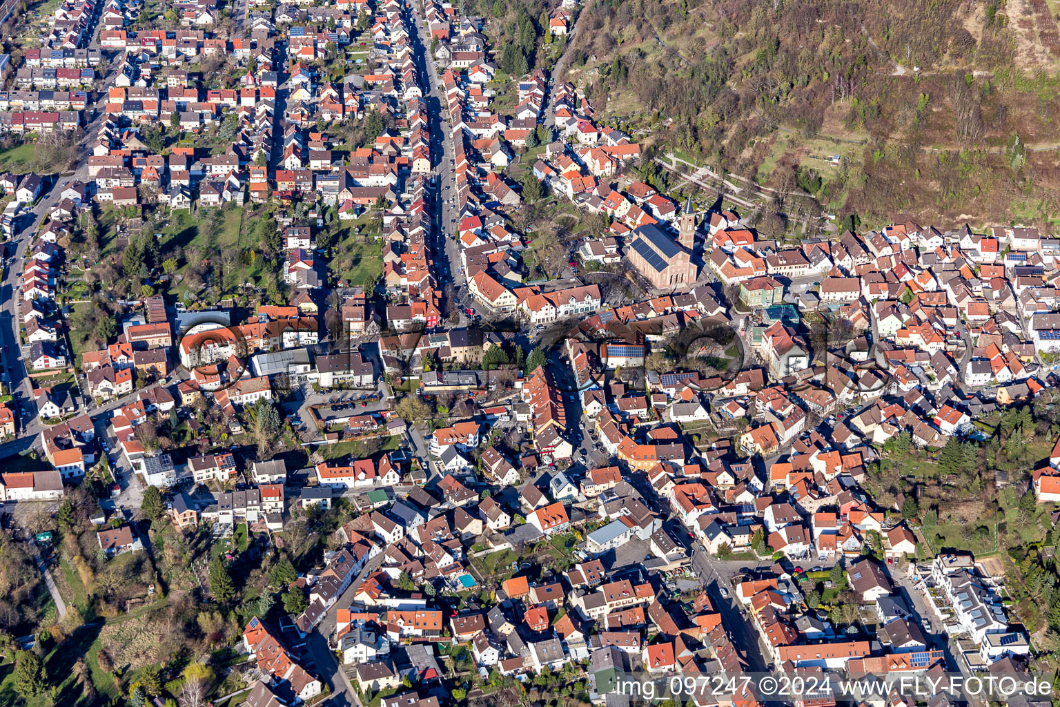 Luftaufnahme von Ortsansicht der Straßen und Häuser der Wohngebiete in Untergrombach in Bruchsal im Bundesland Baden-Württemberg, Deutschland