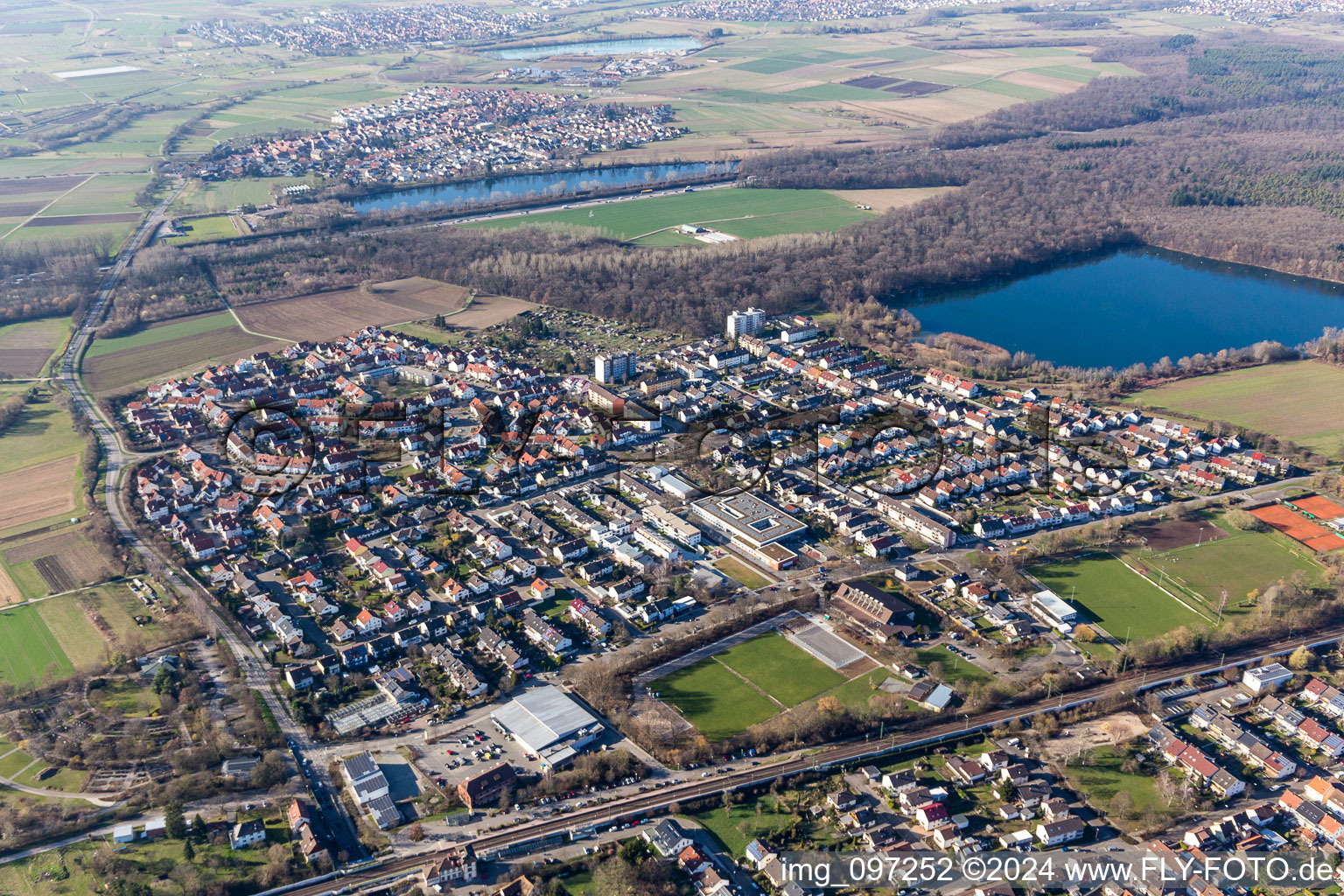 Luftbild von Dorfkern an den See- Uferbereichen des Baggersee Untergrombach in Untergrombach in Bruchsal im Bundesland Baden-Württemberg, Deutschland