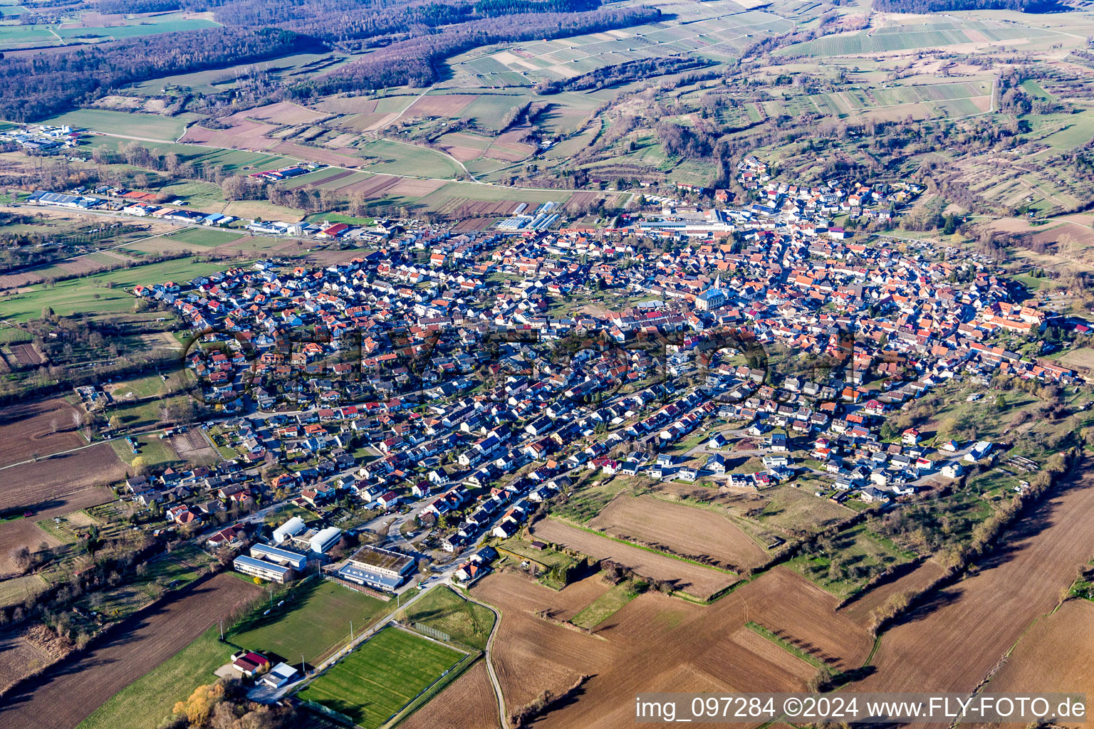 Luftbild von Ortsteil Unteröwisheim in Kraichtal im Bundesland Baden-Württemberg, Deutschland