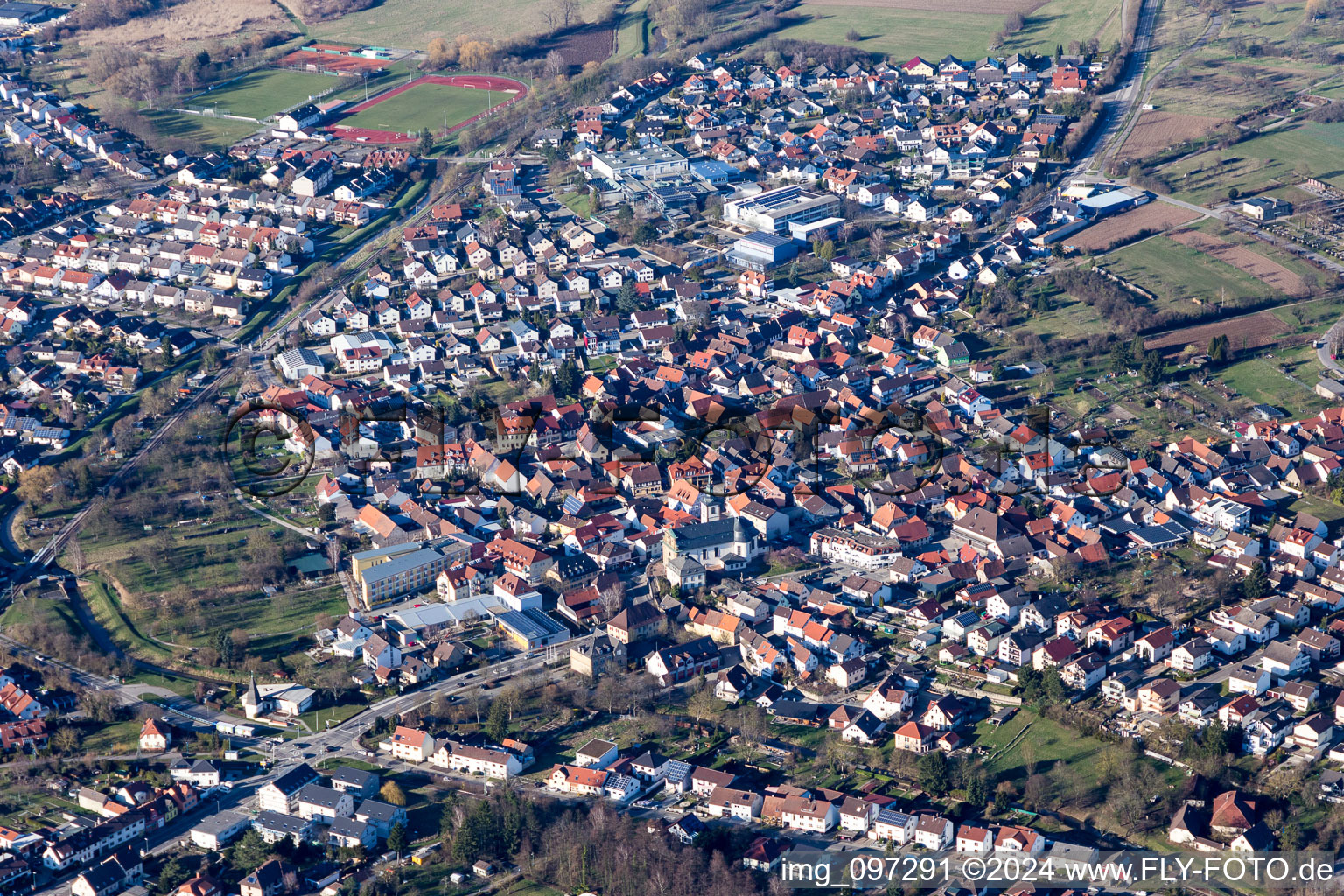 Ortsansicht der Straßen und Häuser der Wohngebiete in Ubstadt-Weiher im Bundesland Baden-Württemberg, Deutschland