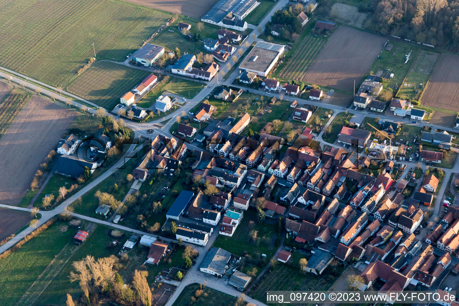 Ortsteil Heuchelheim in Heuchelheim-Klingen im Bundesland Rheinland-Pfalz, Deutschland aus der Luft