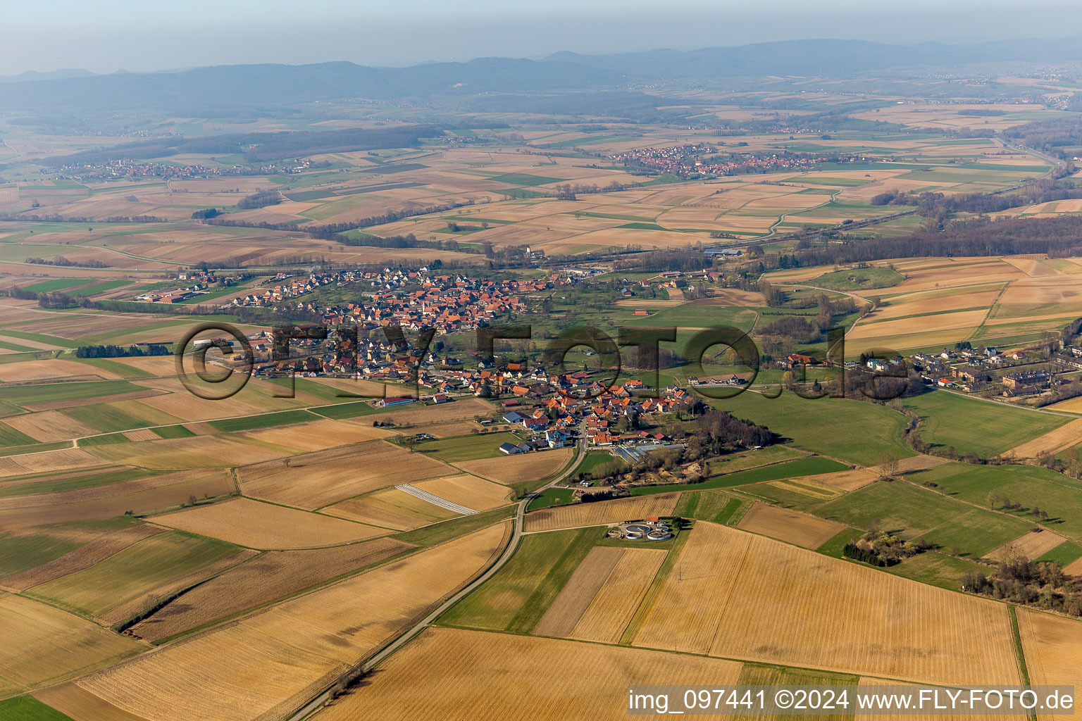 Dorf - Ansicht am Rande von landwirtschaftlichen Feldern und Nutzflächen in Hoffen in Grand Est im Bundesland Bas-Rhin, Frankreich
