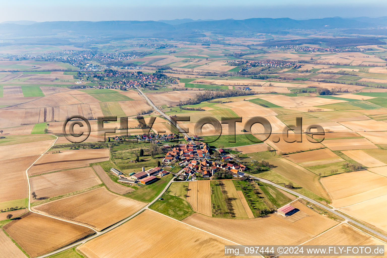 Dorf - Ansicht am Rande von landwirtschaftlichen Feldern und Nutzflächen im Ortsteil Kuhlendorf in Betschdorf in Grand Est im Bundesland Bas-Rhin, Frankreich