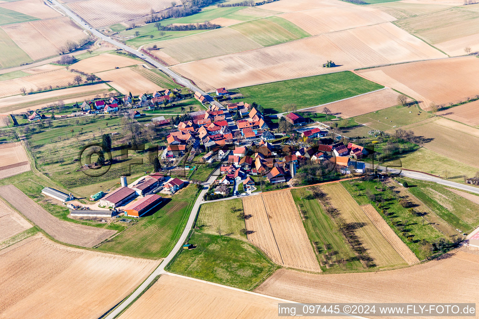 Luftbild von Dorf - Ansicht am Rande von landwirtschaftlichen Feldern und Nutzflächen im Ortsteil Kuhlendorf in Betschdorf in Grand Est im Bundesland Bas-Rhin, Frankreich