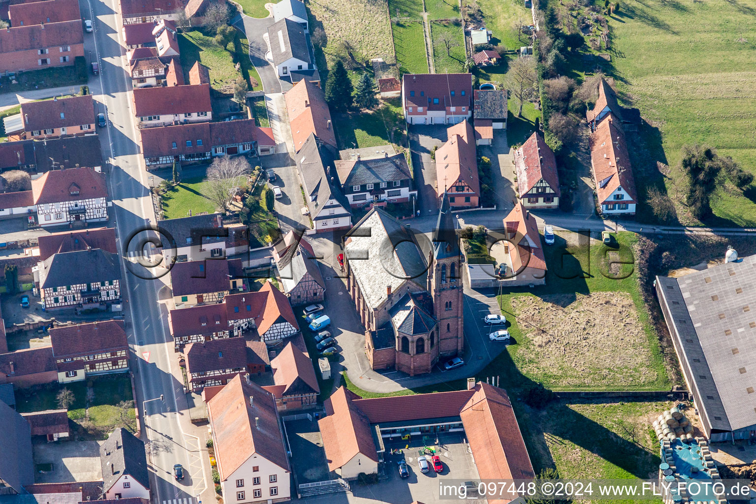 Luftbild von Kirchengebäude im Dorfkern in Betschdorf in Grand Est im Bundesland Bas-Rhin, Frankreich