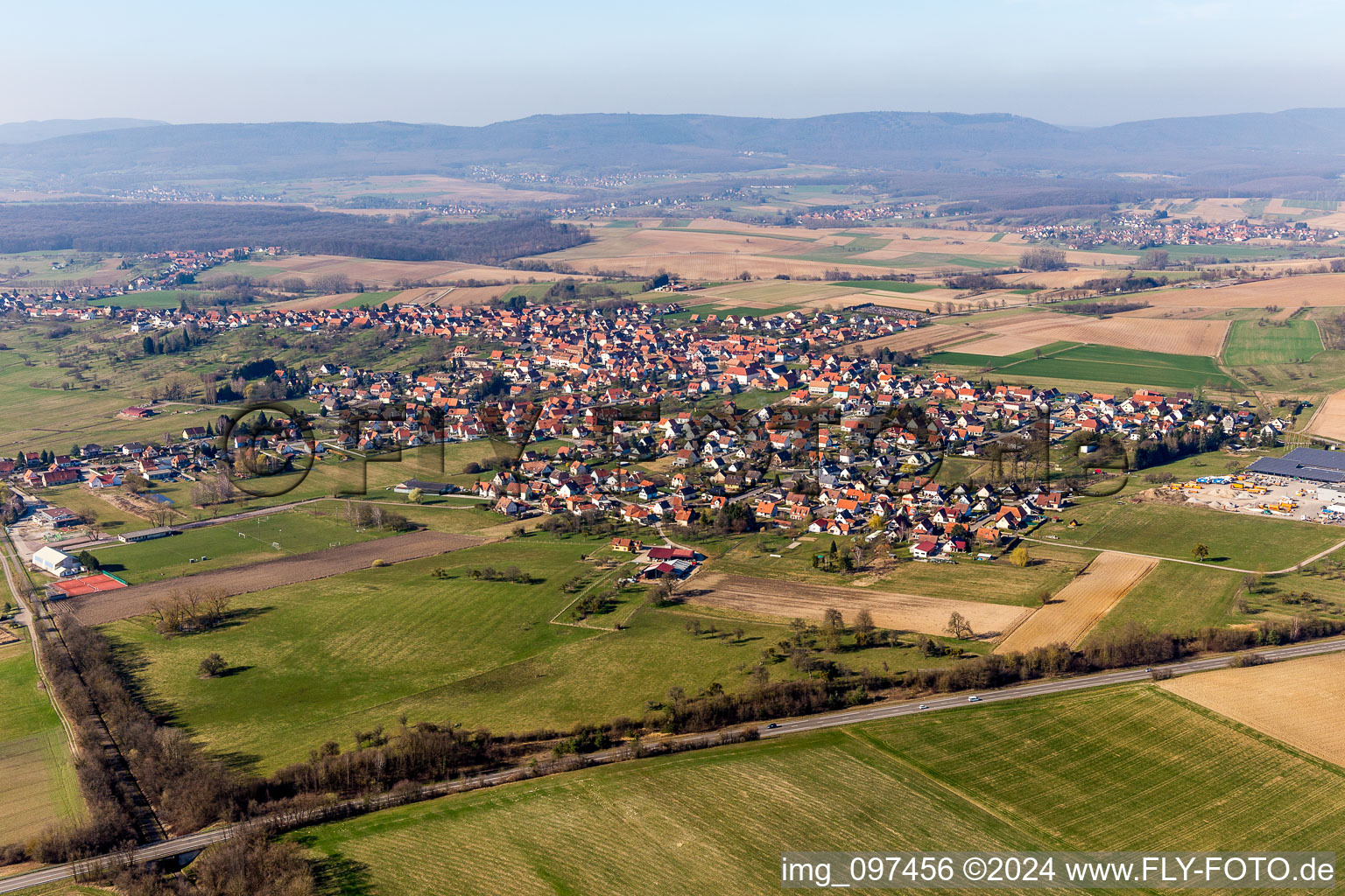 Ortsansicht der Straßen und Häuser der Wohngebiete in Surbourg in Grand Est im Bundesland Bas-Rhin, Frankreich