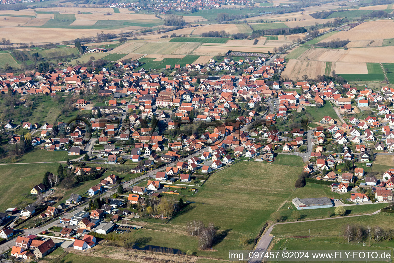 Luftbild von Ortsansicht der Straßen und Häuser der Wohngebiete in Surbourg in Grand Est im Bundesland Bas-Rhin, Frankreich
