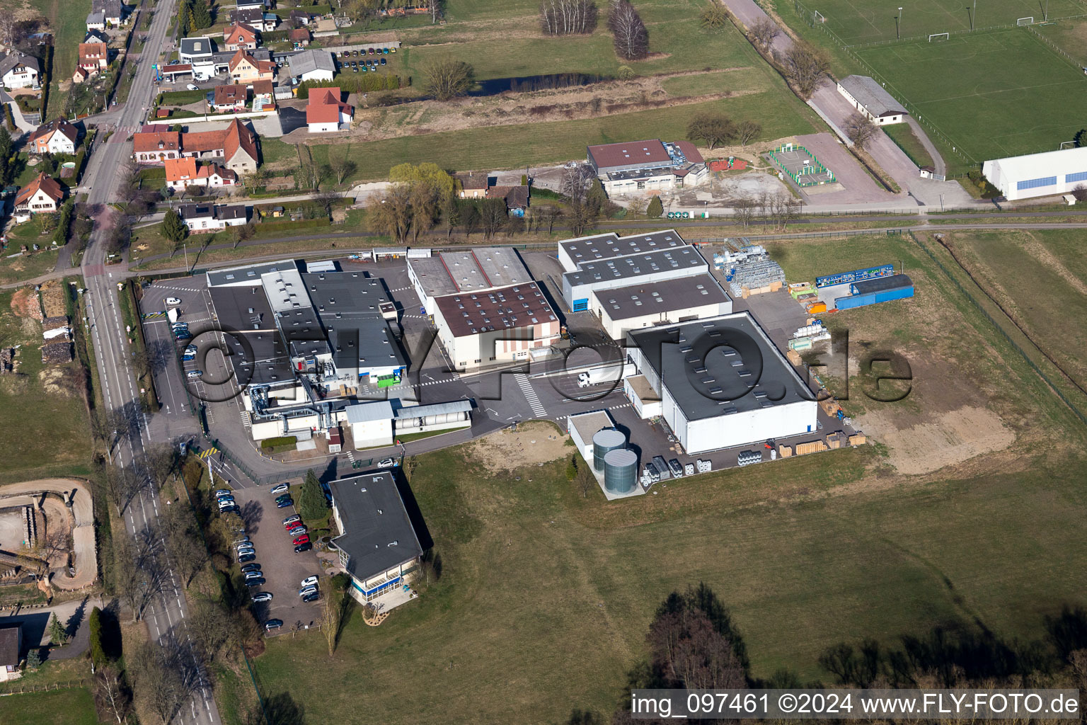 Gebäude und Produktionshallen auf dem Werksgelände der Brauerei H.B. Fuller Adhesives France in Surbourg in Grand Est im Bundesland Bas-Rhin, Frankreich