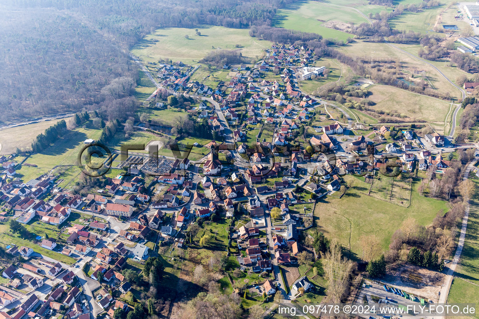 Ortsansicht der Straßen und Häuser der Wohngebiete in Mertzwiller in Grand Est im Bundesland Bas-Rhin, Frankreich