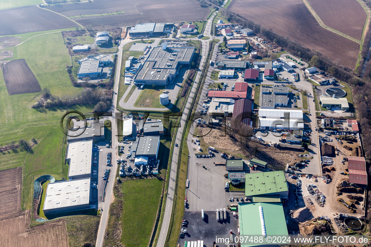 Gewerbegebiet und Firmenansiedlung in Niedermodern in Grand Est im Bundesland Bas-Rhin, Frankreich