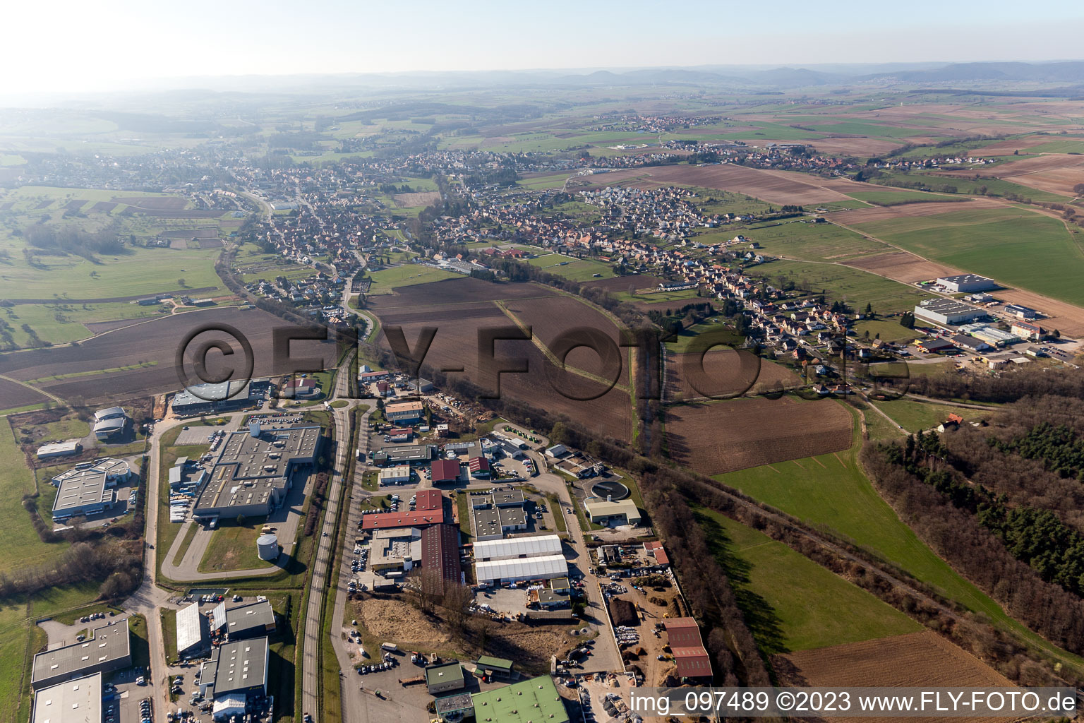 Drohnenbild von Mertzwiller im Bundesland Bas-Rhin, Frankreich