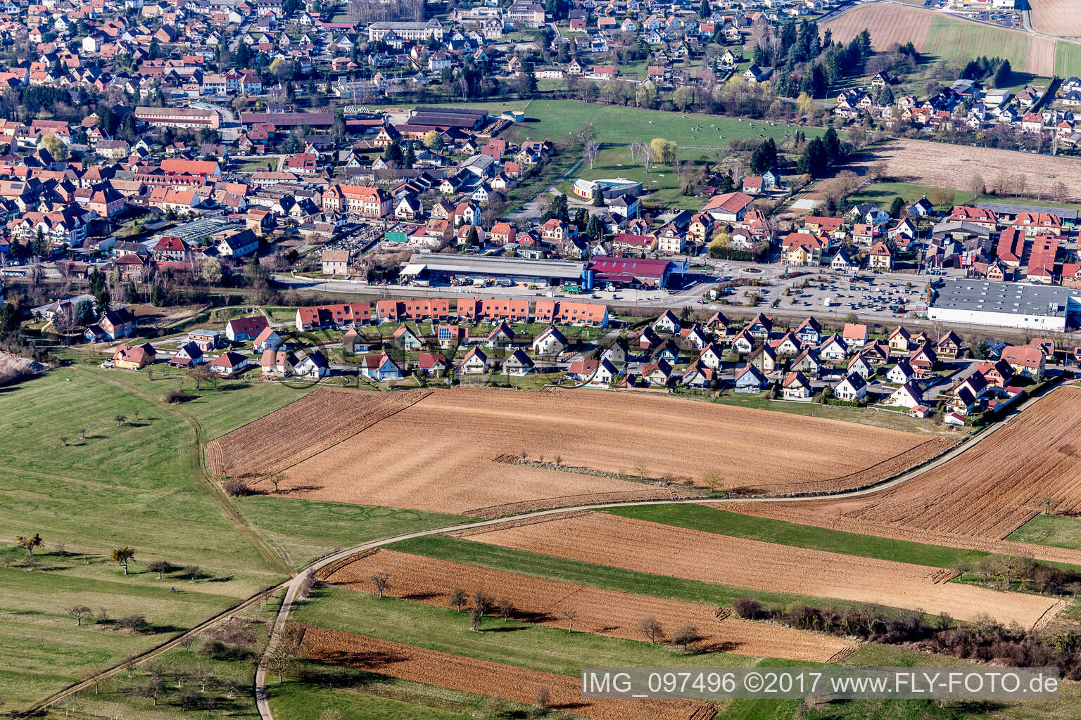 Luftbild von Siedlungsgebiet in Niedermodern in Grand Est im Bundesland Bas-Rhin, Frankreich