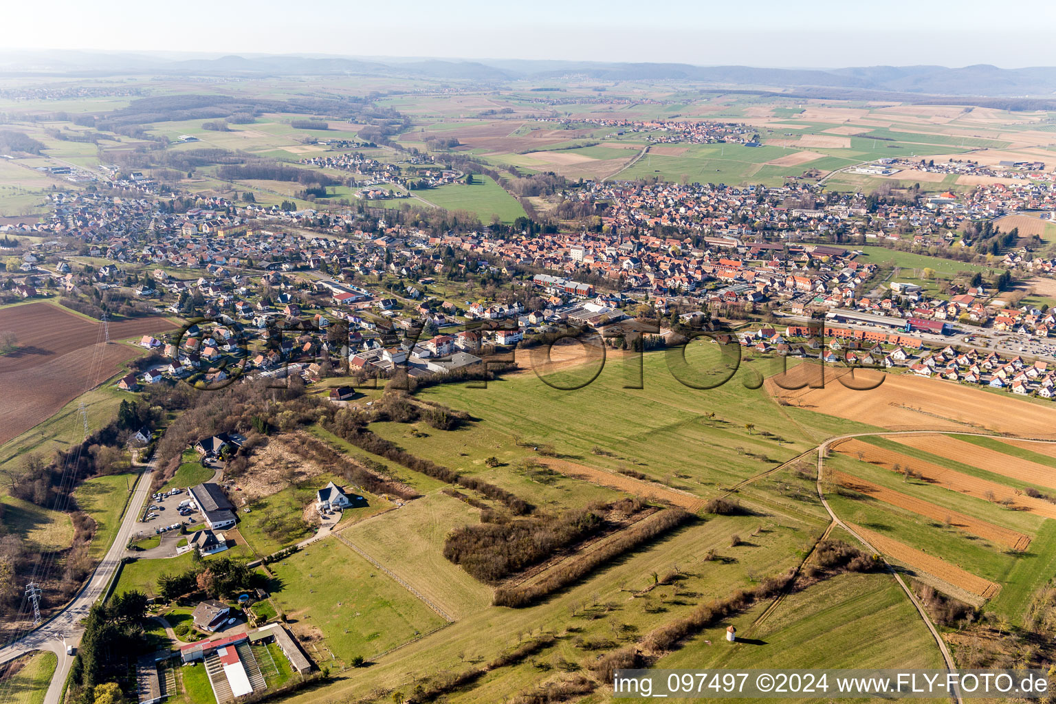 Dorf - Ansicht am Rande von landwirtschaftlichen Feldern und Nutzflächen in Pfaffenhoffen in Grand Est in Val-de-Moder im Bundesland Bas-Rhin, Frankreich
