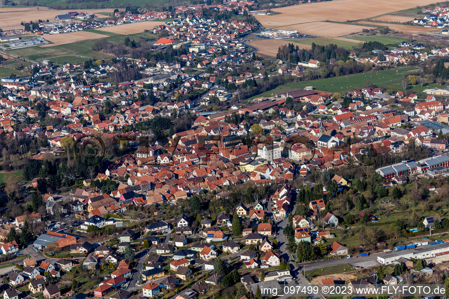Schrägluftbild von Niedermodern im Bundesland Bas-Rhin, Frankreich