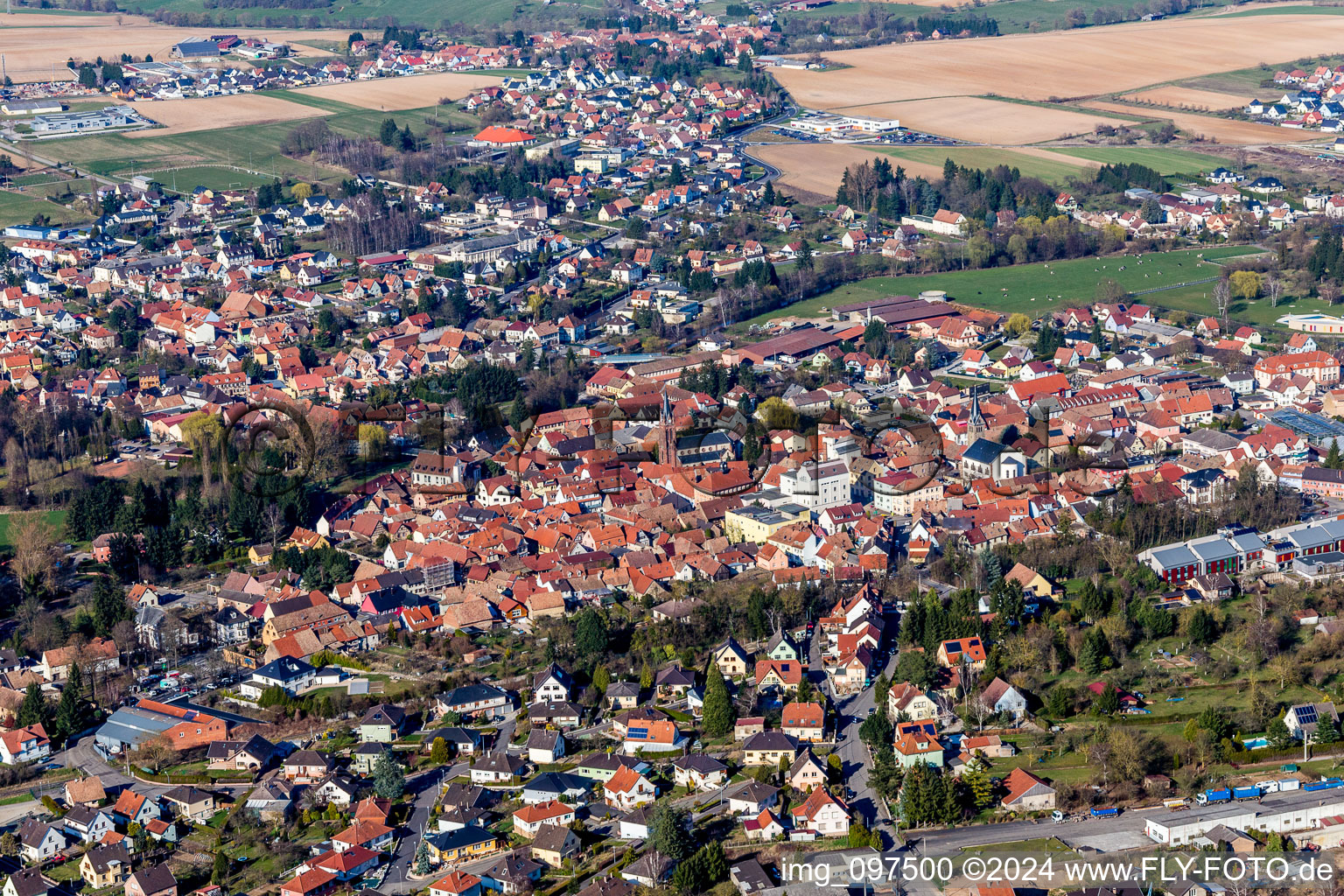 Ortsansicht der Straßen und Häuser der Wohngebiete in Pfaffenhoffen in Grand Est in Val-de-Moder im Bundesland Bas-Rhin, Frankreich