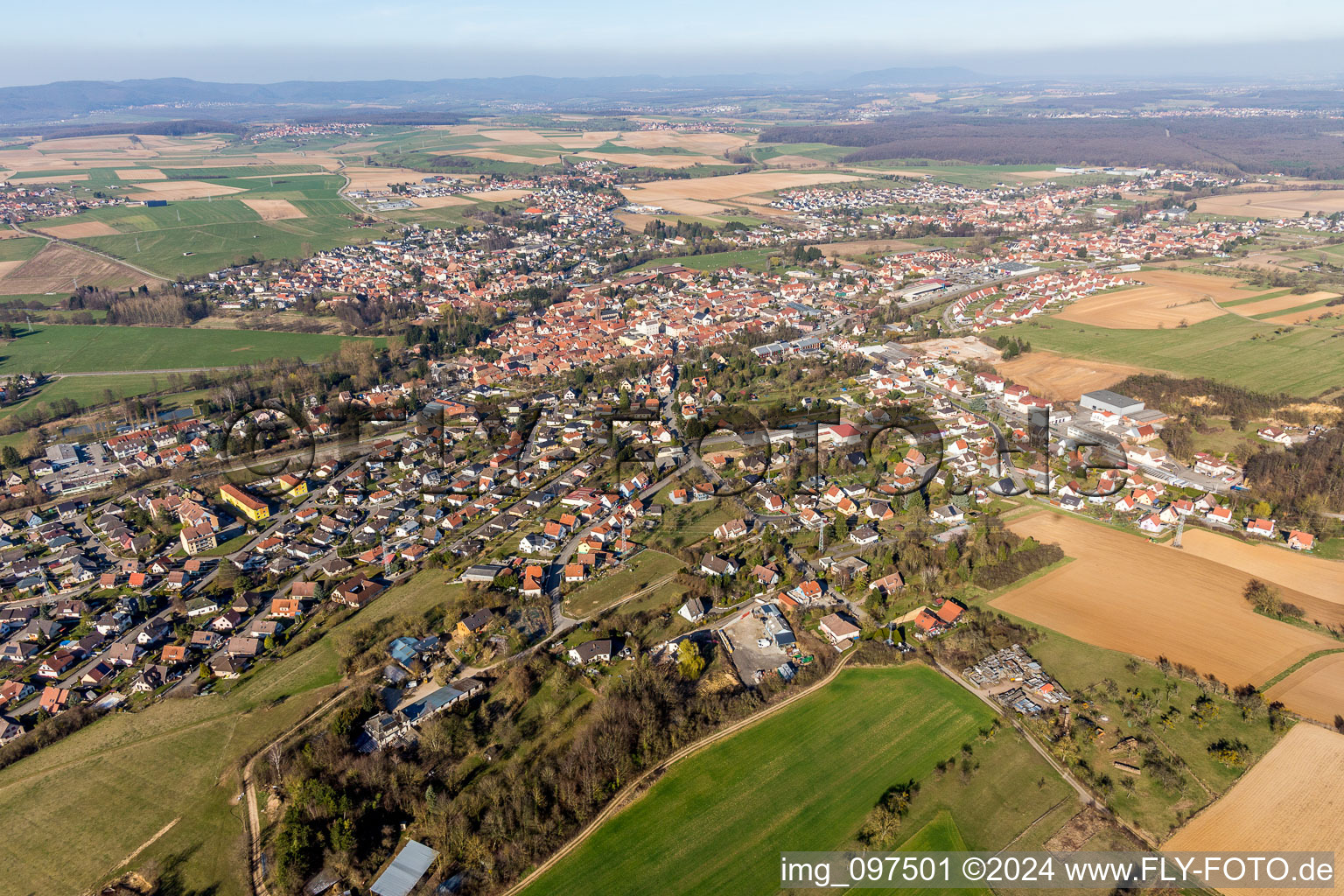 Luftbild von Ortsansicht der Straßen und Häuser der Wohngebiete in Pfaffenhoffen in Grand Est in Val-de-Moder im Bundesland Bas-Rhin, Frankreich