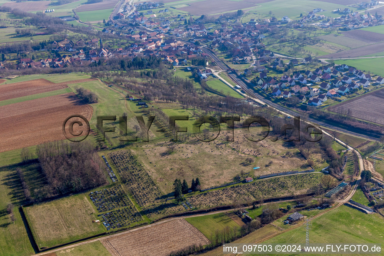 Grabreihen auf dem Gelände des Friedhofes in Ettendorf in Grand Est im Bundesland Bas-Rhin, Frankreich