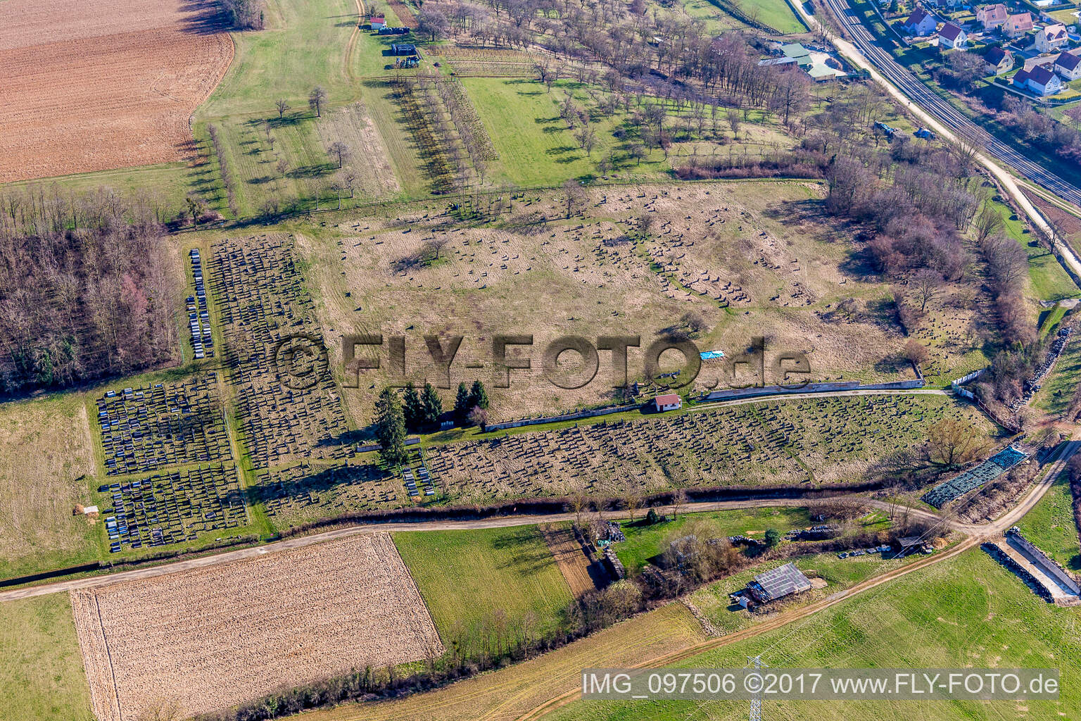 Luftaufnahme von Grabreihen auf dem Gelände des Friedhofes in Ettendorf in Grand Est im Bundesland Bas-Rhin, Frankreich