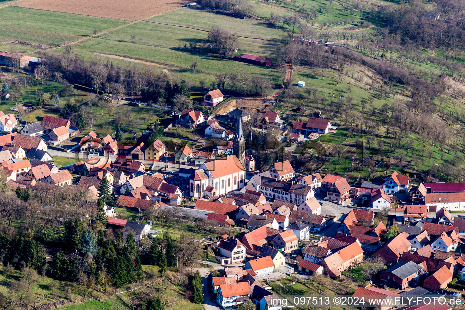 Kirchengebäude im Dorfkern in Ettendorf in Grand Est im Bundesland Bas-Rhin, Frankreich