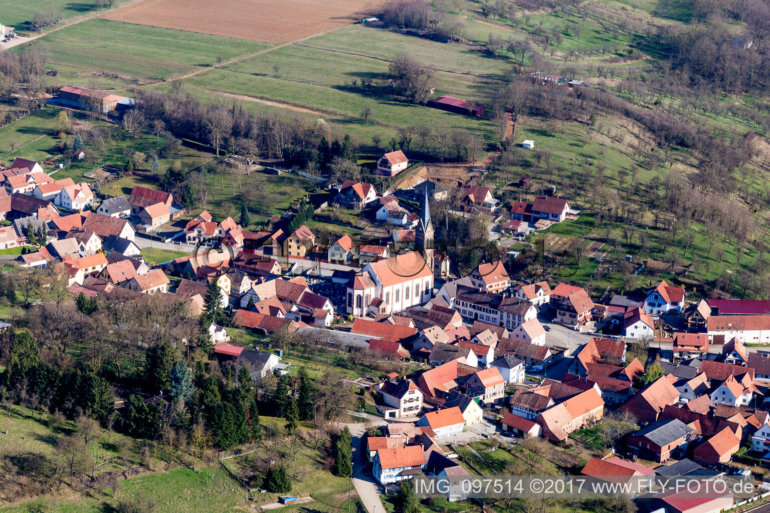 Luftbild von Kirchengebäude im Dorfkern in Ettendorf in Grand Est im Bundesland Bas-Rhin, Frankreich