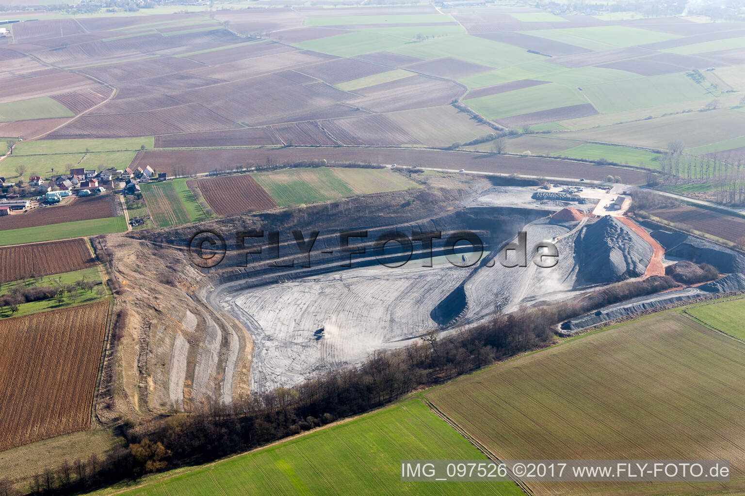 Gelände und Abraum- Flächen des Kies- Tagebau in Lixhausen in Grand Est im Bundesland Bas-Rhin, Frankreich