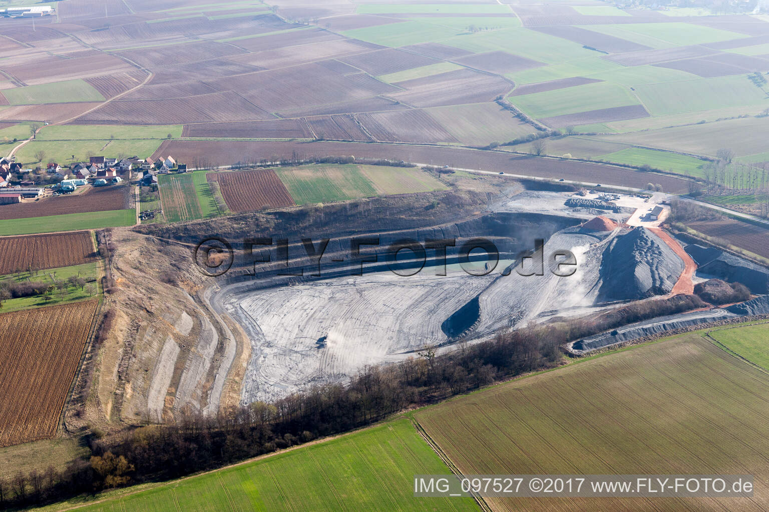 Luftbild von Gelände und Abraum- Flächen des Kies- Tagebau in Lixhausen in Grand Est im Bundesland Bas-Rhin, Frankreich