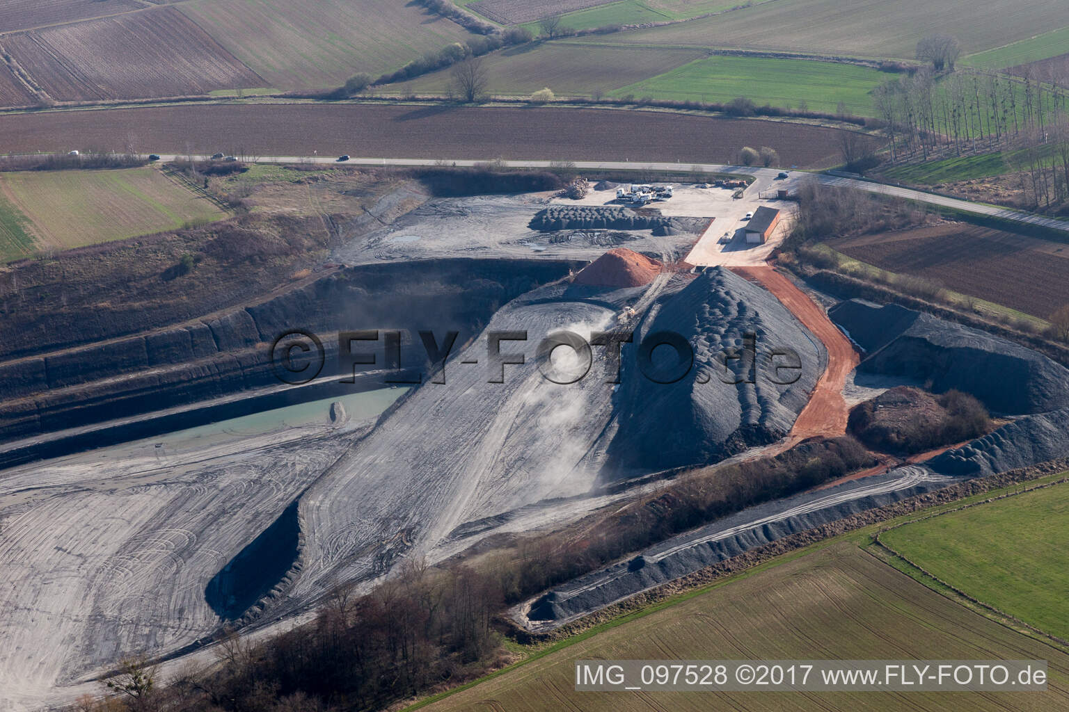 Luftaufnahme von Gelände und Abraum- Flächen des Kies- Tagebau in Lixhausen in Grand Est im Bundesland Bas-Rhin, Frankreich