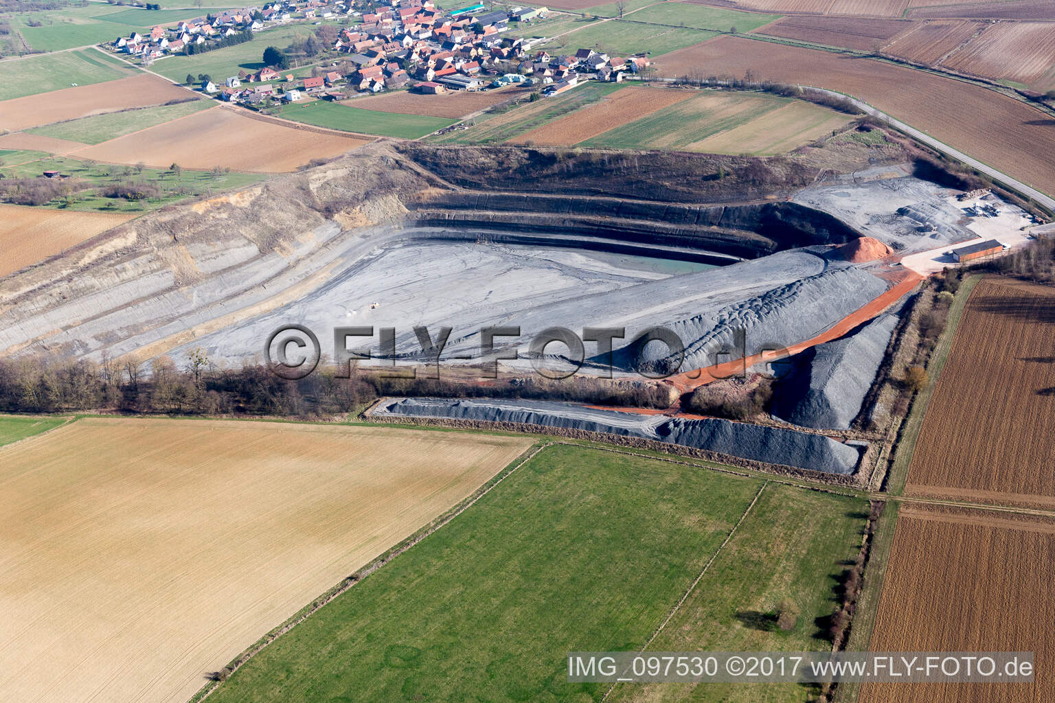 Gelände und Abraum- Flächen des Kies- Tagebau in Lixhausen in Grand Est im Bundesland Bas-Rhin, Frankreich von oben