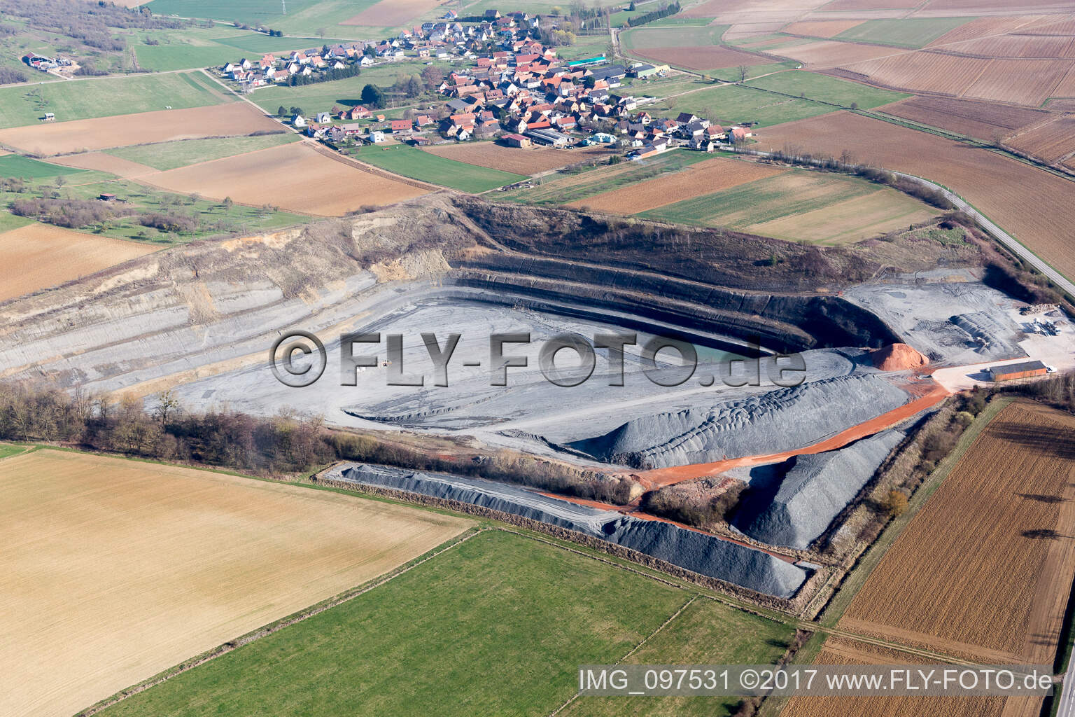 Gelände und Abraum- Flächen des Kies- Tagebau in Lixhausen in Grand Est im Bundesland Bas-Rhin, Frankreich aus der Luft