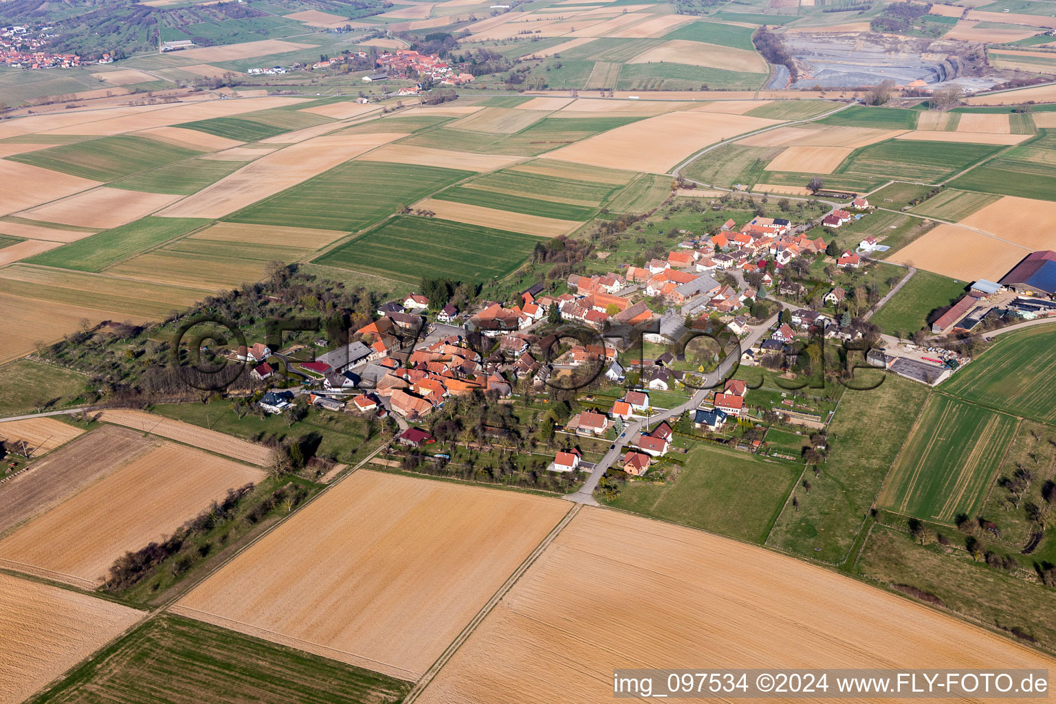 Dorf - Ansicht am Rande von landwirtschaftlichen Feldern und Nutzflächen in Zoebersdorf in Grand Est in Zœbersdorf im Bundesland Bas-Rhin, Frankreich