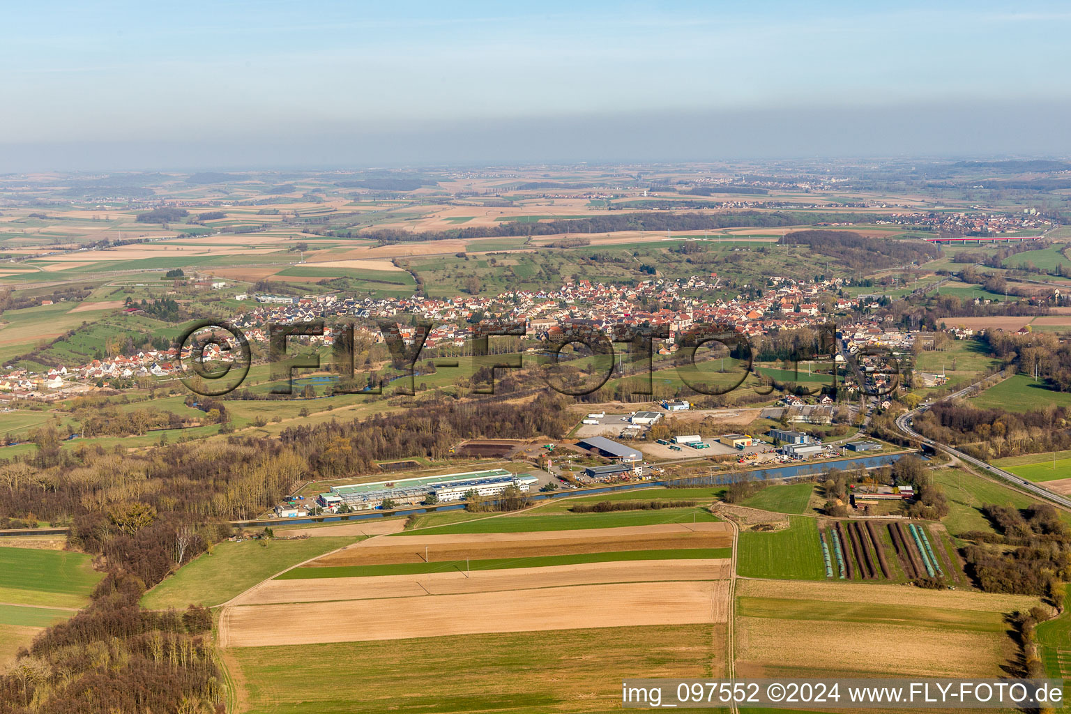 Dorfkern an den Fluß- Uferbereichen der Zorn in Steinbourg in Grand Est im Bundesland Bas-Rhin, Frankreich
