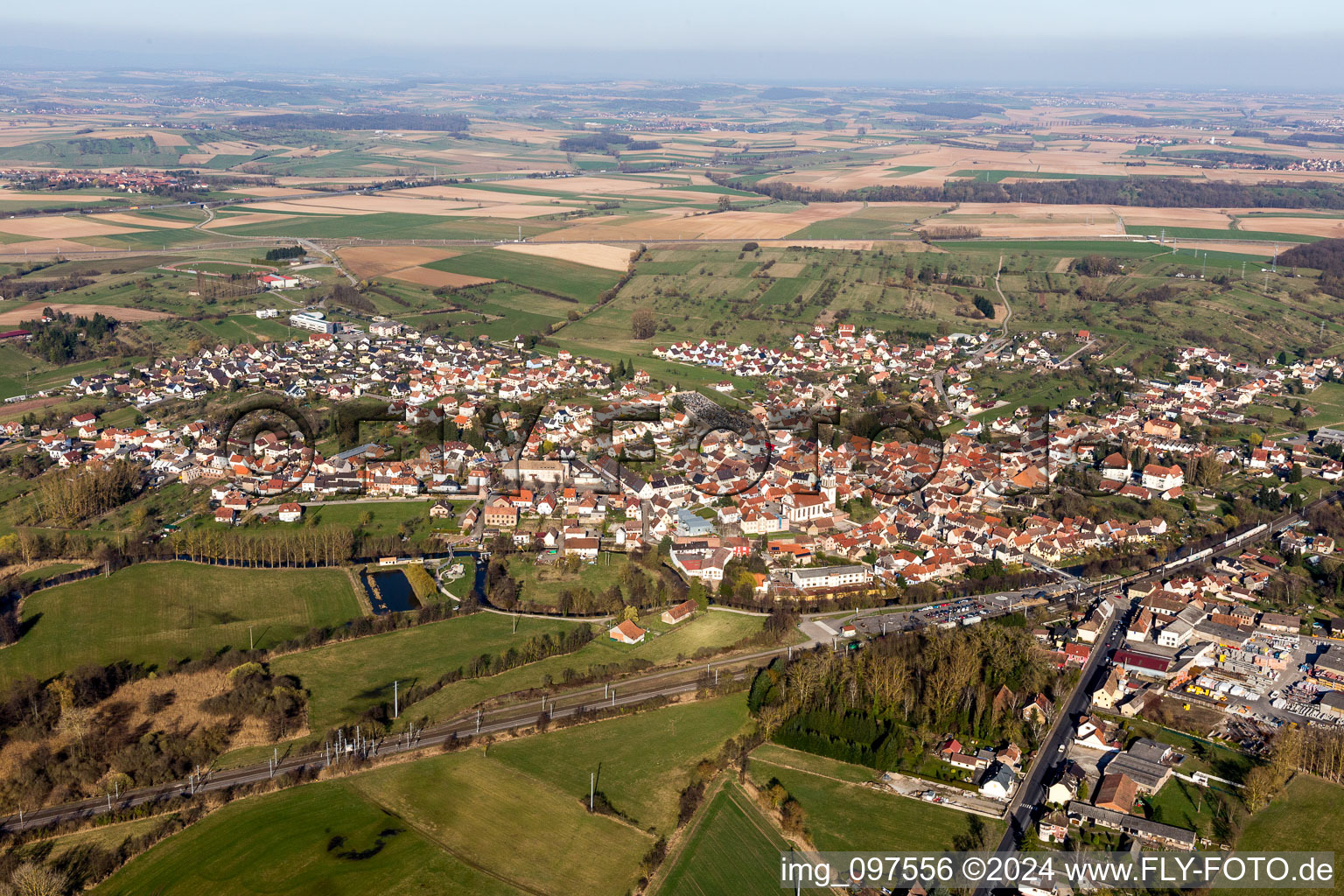 Luftbild von Dorf - Ansicht in Dettwiller in Grand Est im Bundesland Bas-Rhin, Frankreich