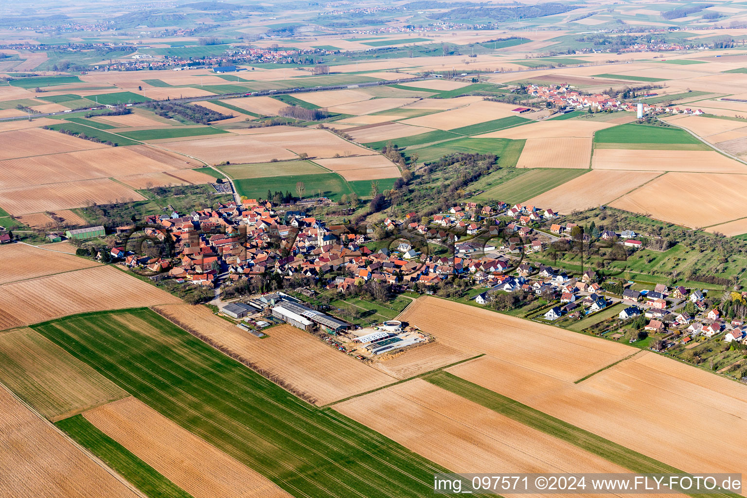 Dorf - Ansicht am Rande von landwirtschaftlichen Feldern und Nutzflächen in Melsheim in Grand Est im Bundesland Bas-Rhin, Frankreich