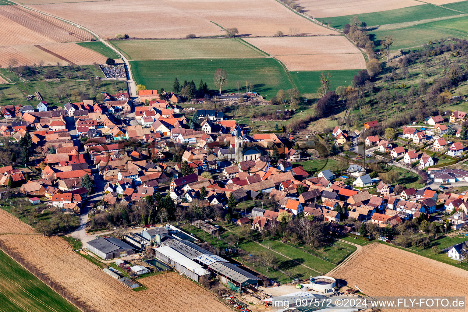 Luftbild von Dorf - Ansicht am Rande von landwirtschaftlichen Feldern und Nutzflächen in Melsheim in Grand Est im Bundesland Bas-Rhin, Frankreich
