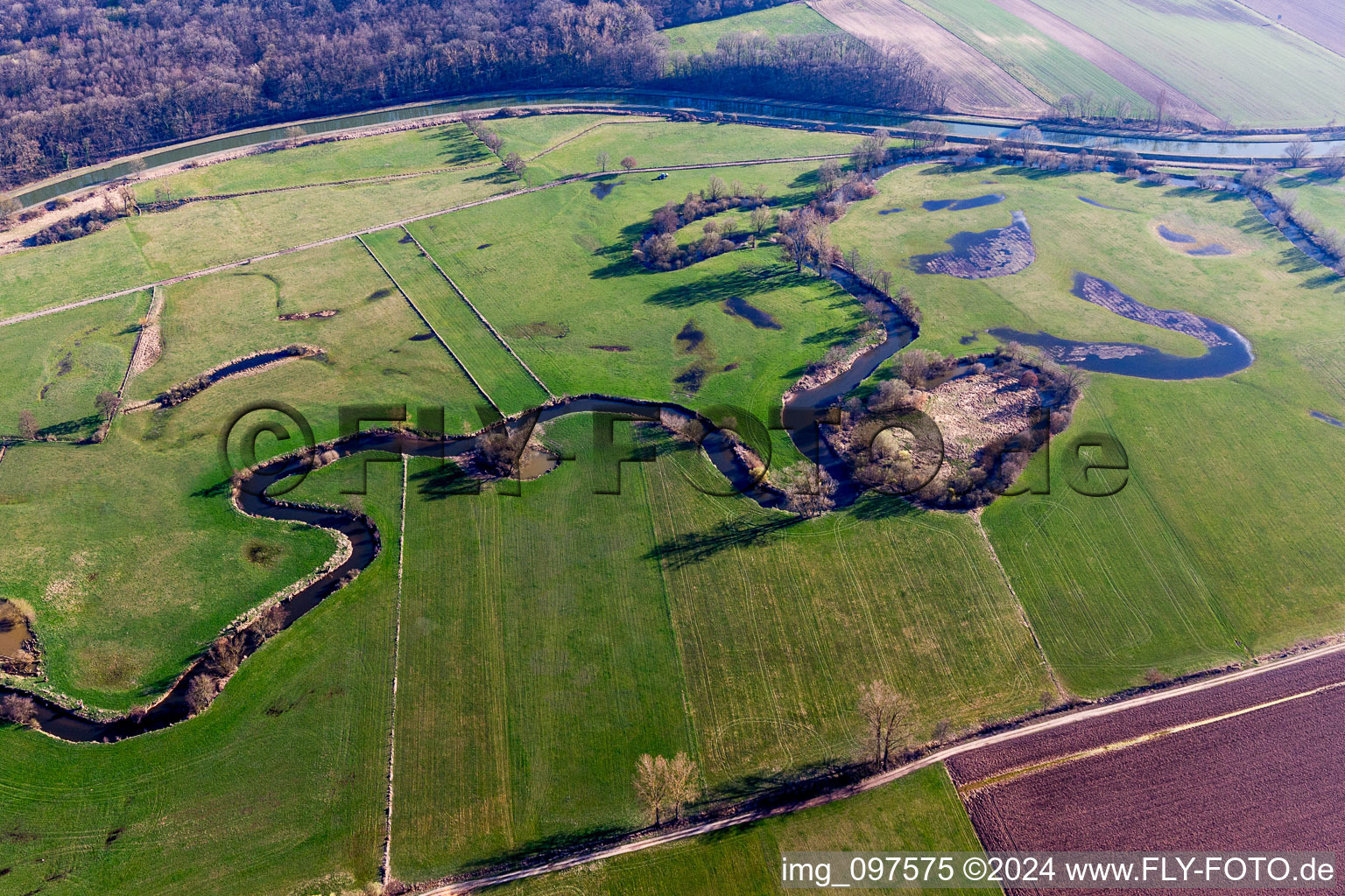 Luftbild von Mäandernde, serpentinenförmiger Kurvenverlauf eines Bach - Flüßchens Zorn in Hochfelden in Grand Est im Bundesland Bas-Rhin, Frankreich