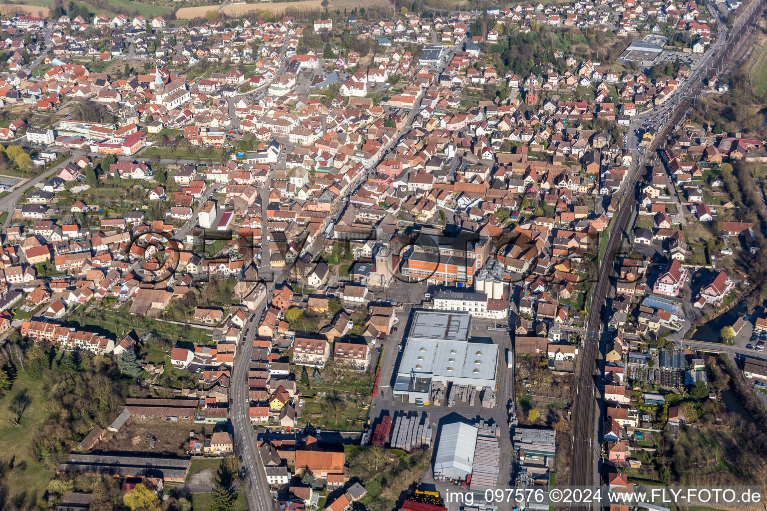 Ortsansicht der Straßen und Häuser der Wohngebiete in Hochfelden in Grand Est im Bundesland Bas-Rhin, Frankreich