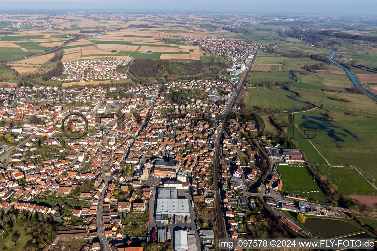 Luftaufnahme von Ortsansicht der Straßen und Häuser der Wohngebiete in Hochfelden in Grand Est im Bundesland Bas-Rhin, Frankreich