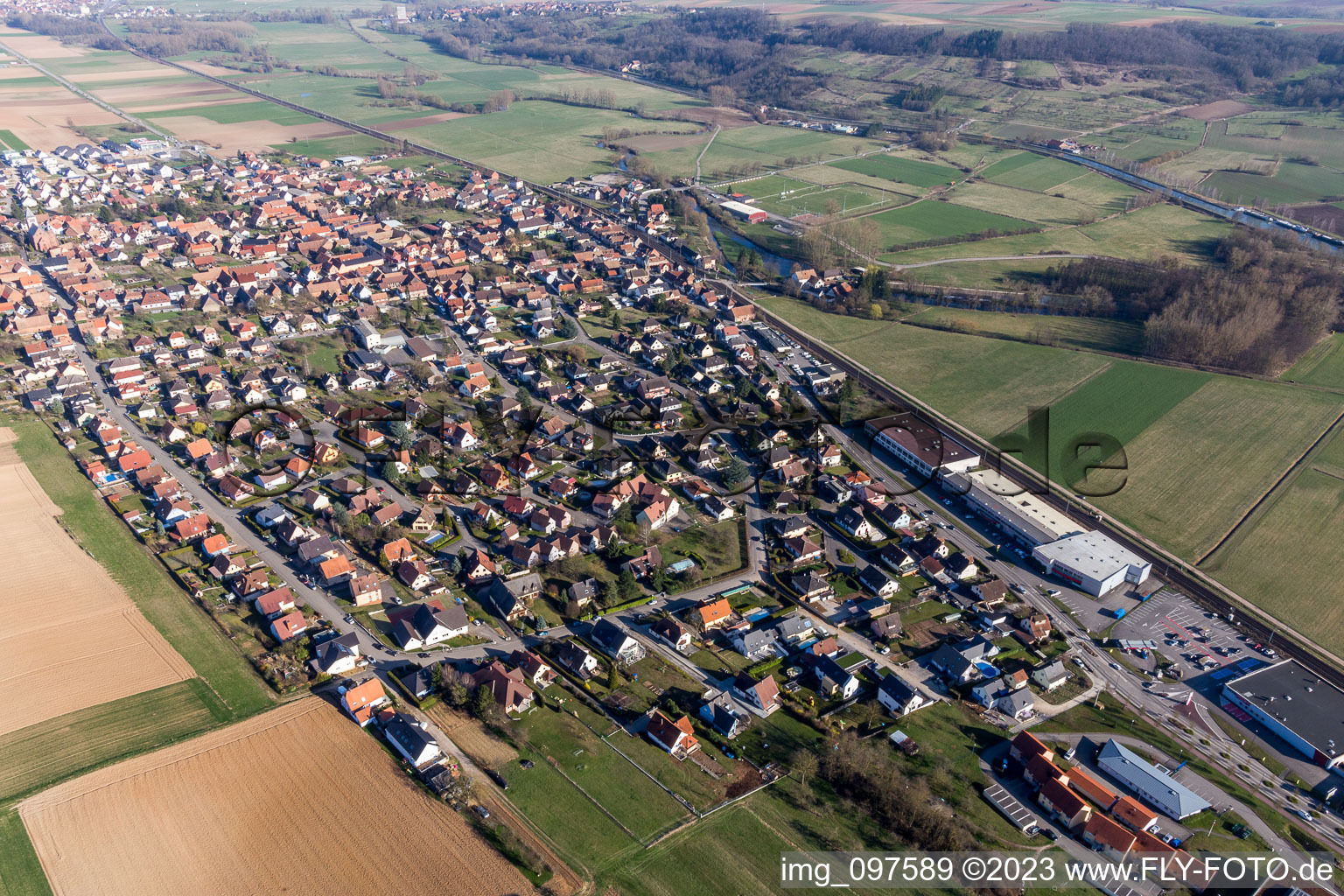 Hochfelden im Bundesland Bas-Rhin, Frankreich aus der Vogelperspektive