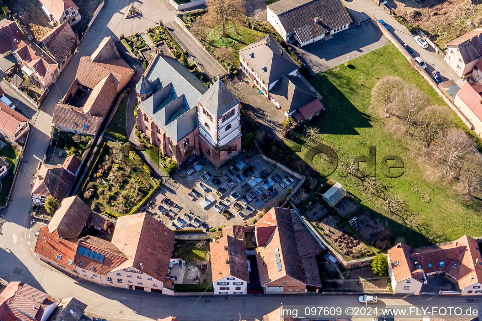 Luftbild von Kirchengebäude und Friedhof der Église protestante luthérienne in der Dorfmitte in Schwindratzheim in Grand Est im Bundesland Bas-Rhin, Frankreich