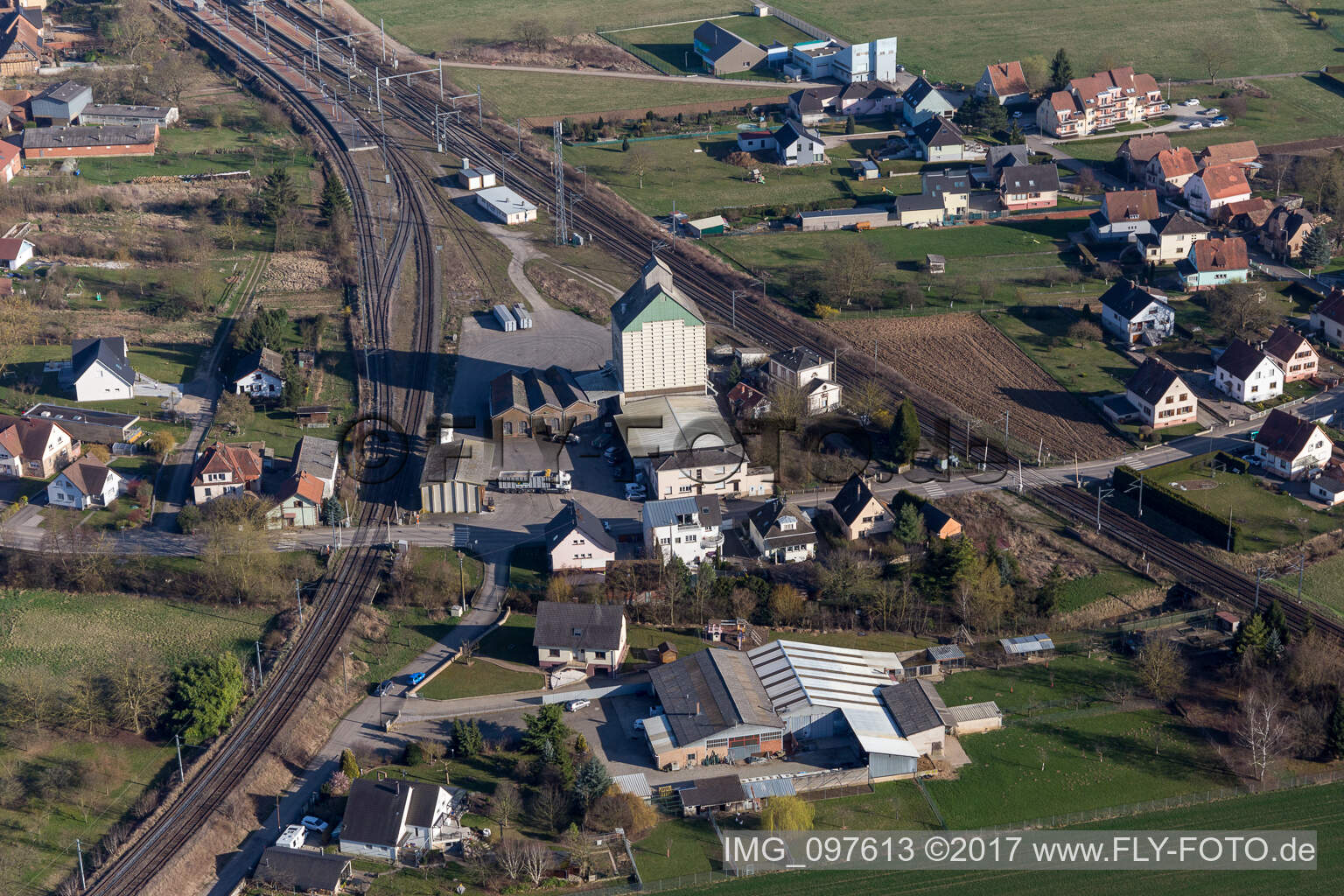 Luftbild von Streckenführung der Bahn- Kreuzung der Schienen- und Gleisanlagen der SNCF in Mommenheim im Bundesland Bas-Rhin, Frankreich