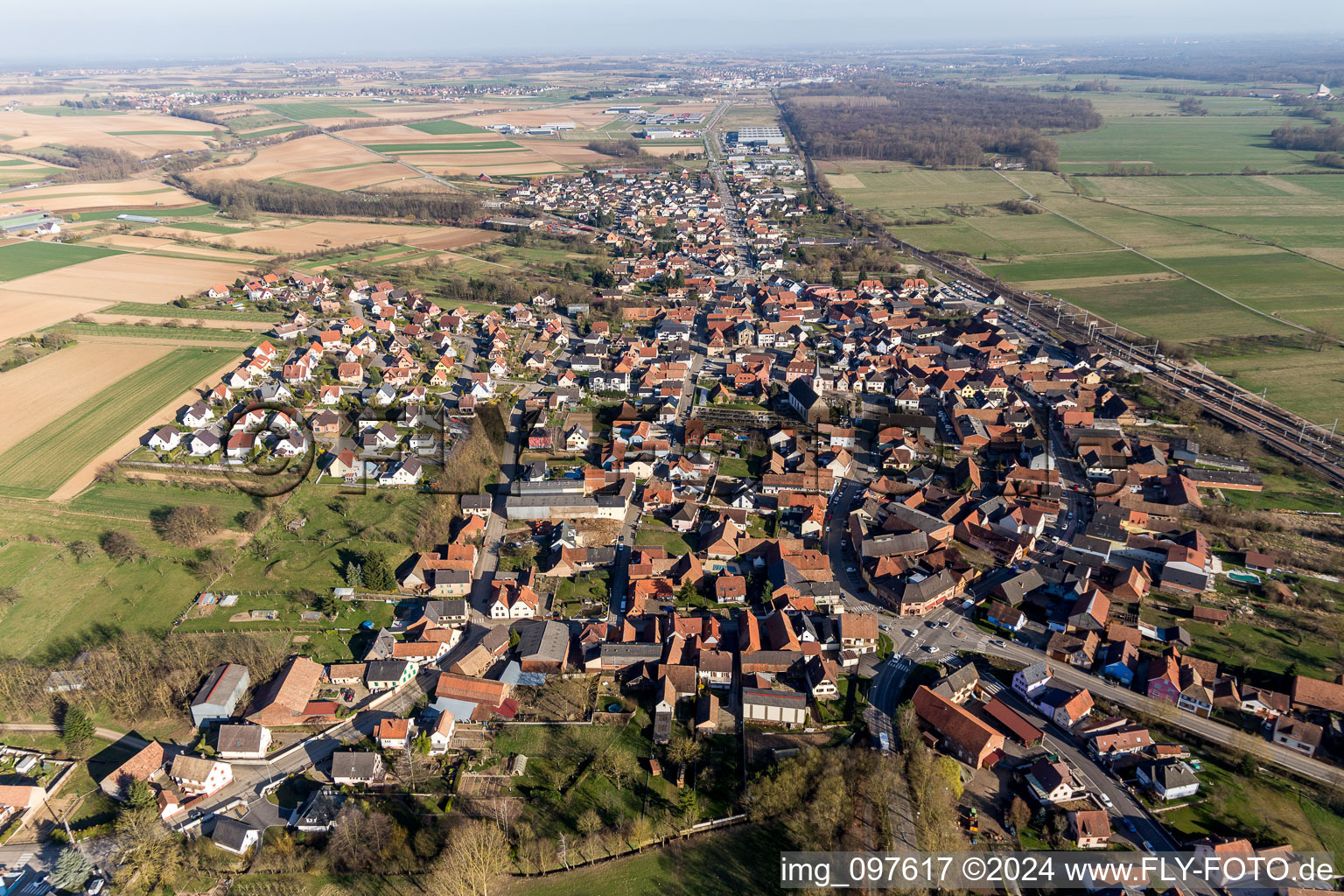 Dorf - Ansicht in Mommenheim in Grand Est im Bundesland Bas-Rhin, Frankreich