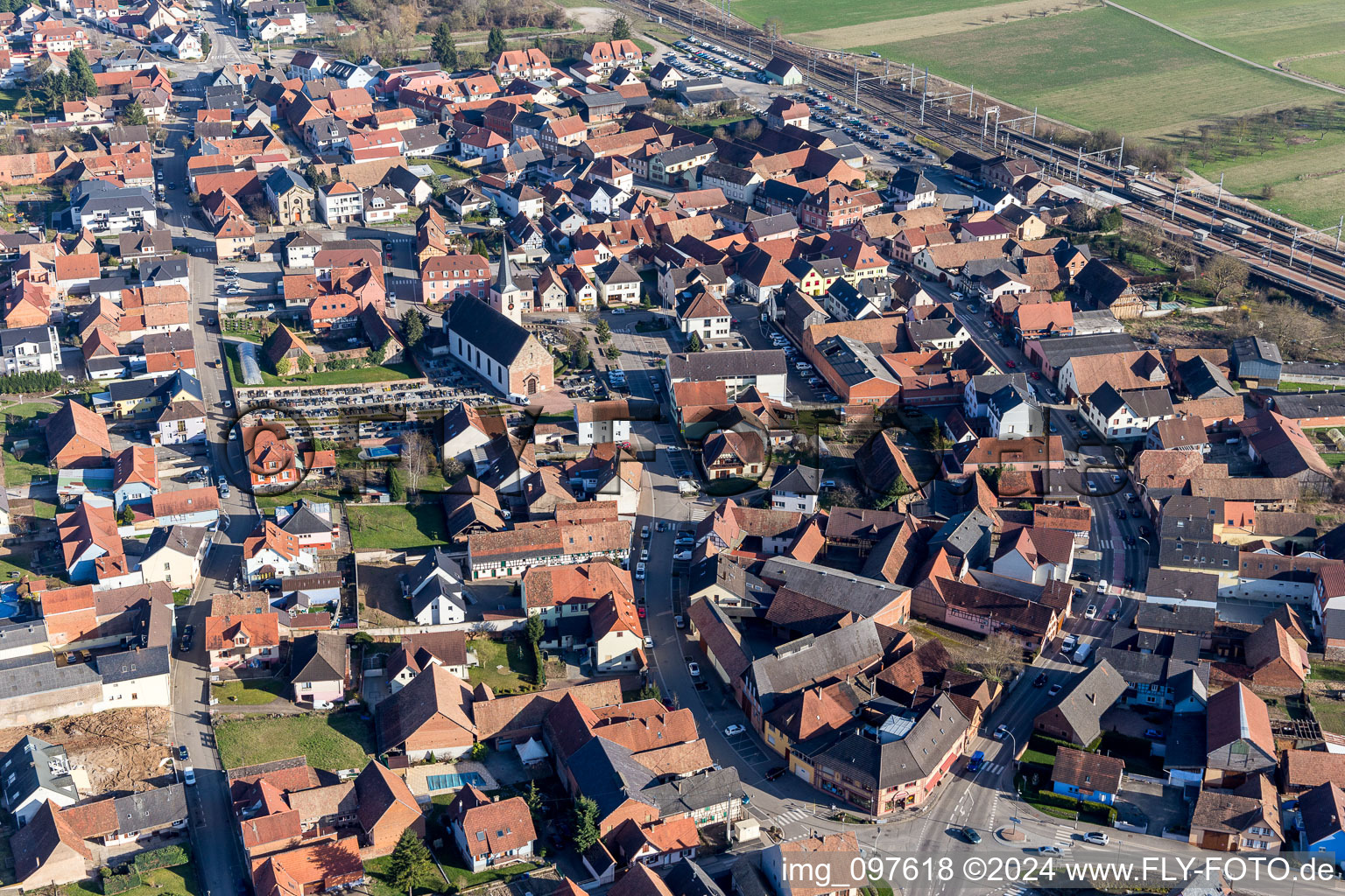 Luftbild von Dorf - Ansicht in Mommenheim in Grand Est im Bundesland Bas-Rhin, Frankreich