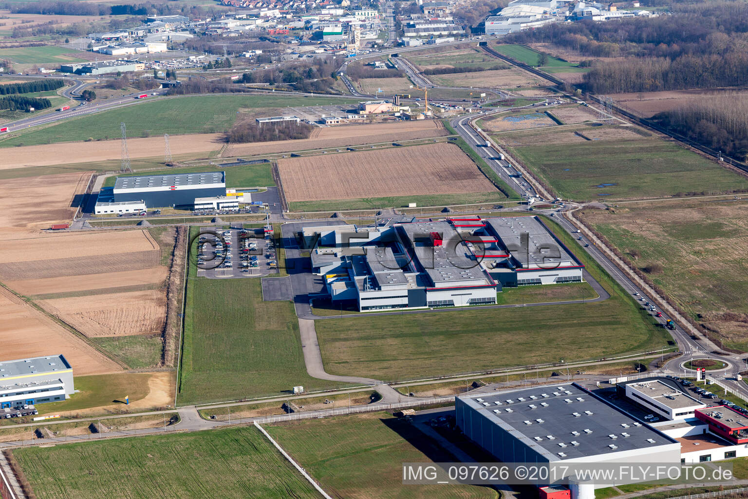 Gebäude und Produktionshallen auf dem Werksgelände SEW-USOCOME usine de Brumath in Bernolsheim in Grand Est in Mommenheim im Bundesland Bas-Rhin, Frankreich